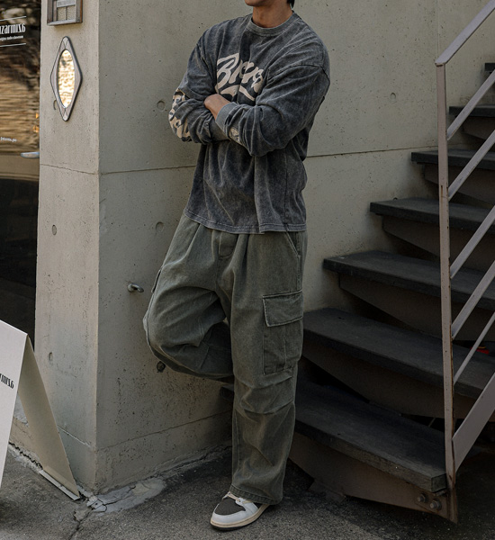 키니어트 a long-sleeved t-shirt