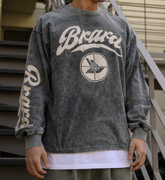 키니어트 a long-sleeved t-shirt