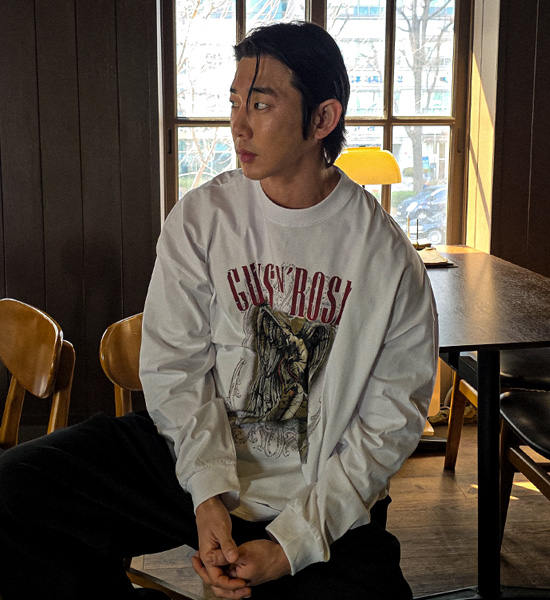 로지스 a long-sleeved t-shirt