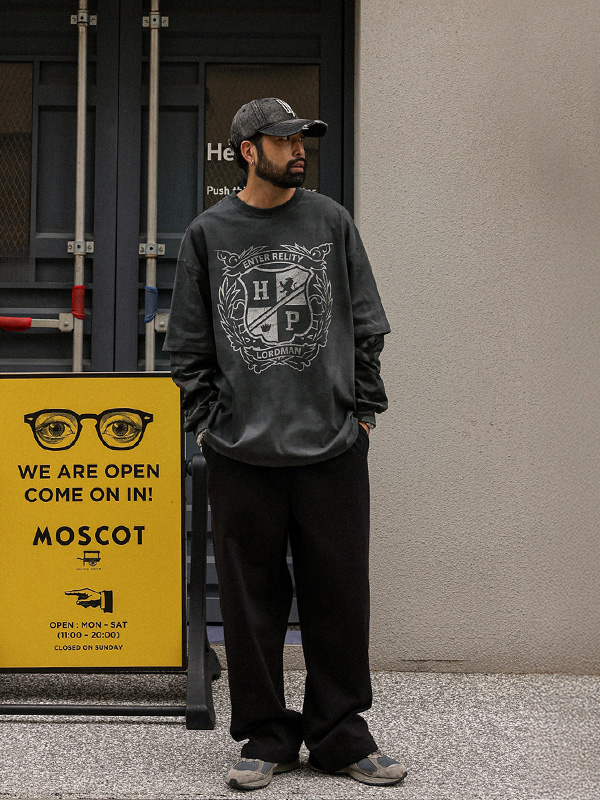 마르수카 layered a long-sleeved t-shirt