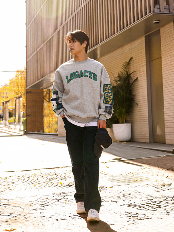 구스타냐 a napping sweatshirt