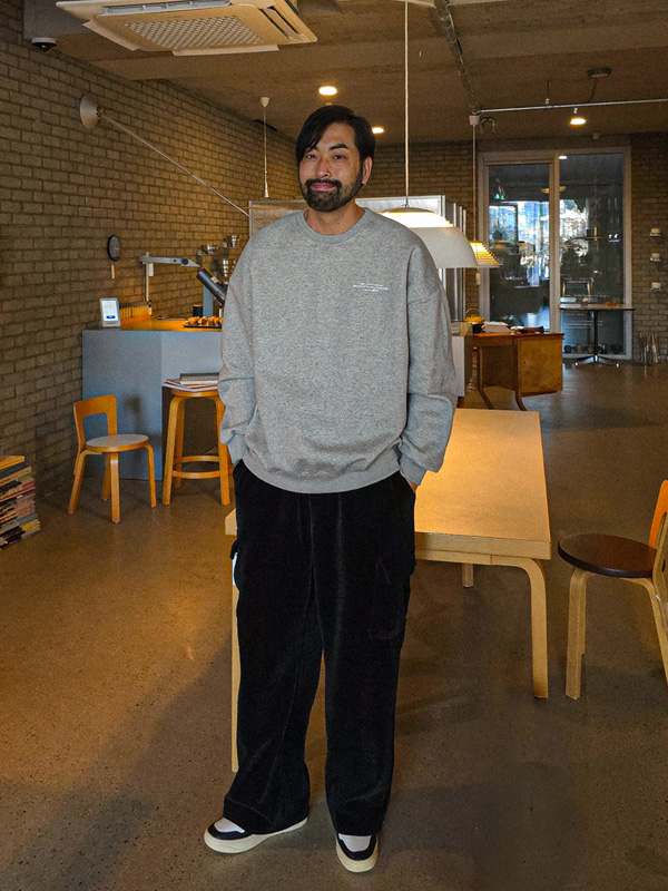 지파키라 a napping sweatshirt