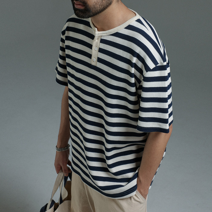 (M-4XL)<BR>사프디 Stripe Henley neck short-sleeved T-shirt